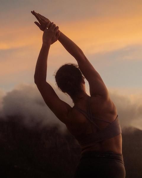Posture de la Montagne (Tadasana) : Ancrage, Présence et Confiance