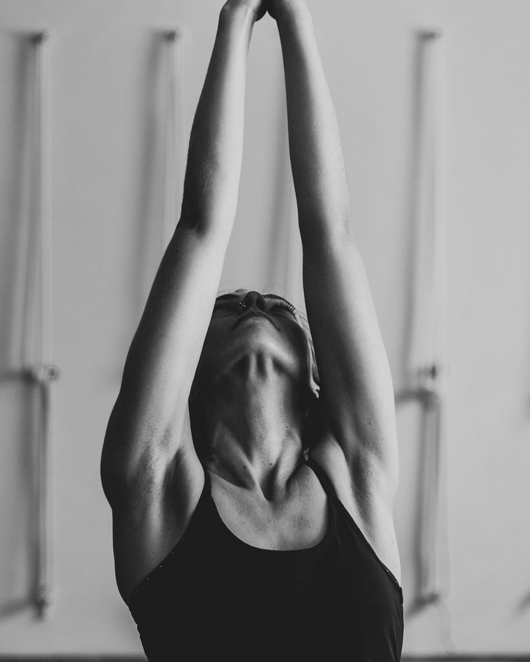 Guerrier 1 (Virabhadrasana I) : Force, Ancrage et Confiance